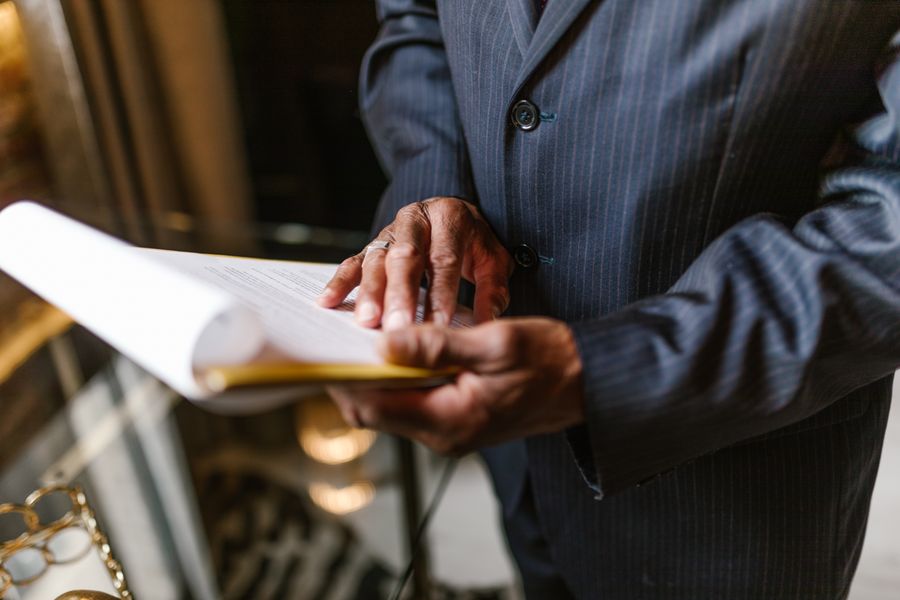 Consultant examinant attentivement un document de gestion