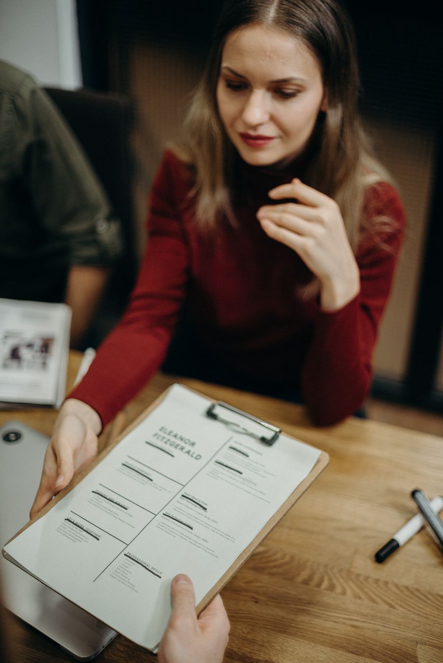 Entretien de recrutement, CV en main