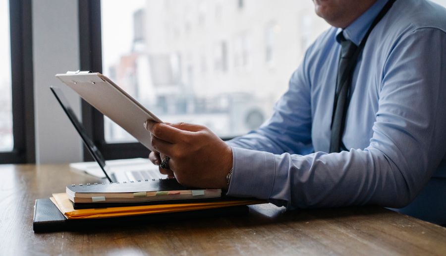 Responsable examinant des données financières sur un document